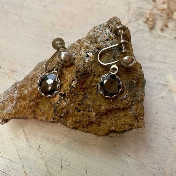 ✨ VINTAGE Black & Silver Dangle Earrings ✨ - Picture 2 of 3